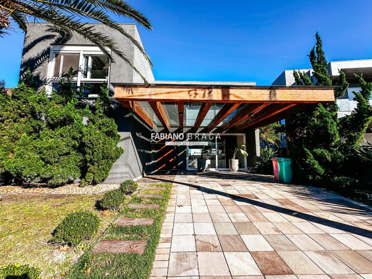 Sobrado com 480m², 4 dormitórios, 4 suítes, 2 vagas, Malibu em Xangri-Lá