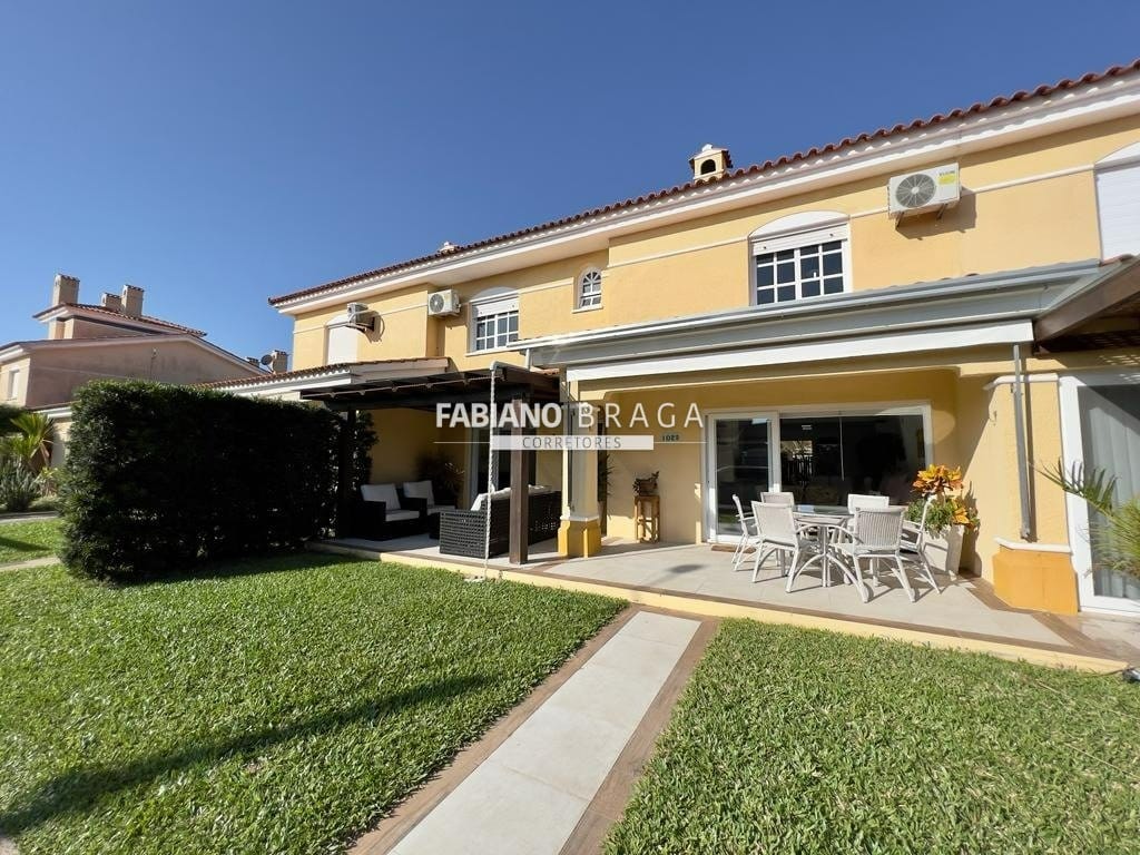Sobrado com 136m², 3 dormitórios, 1 suíte, 2 vagas, Villas Resort em Xangri-Lá