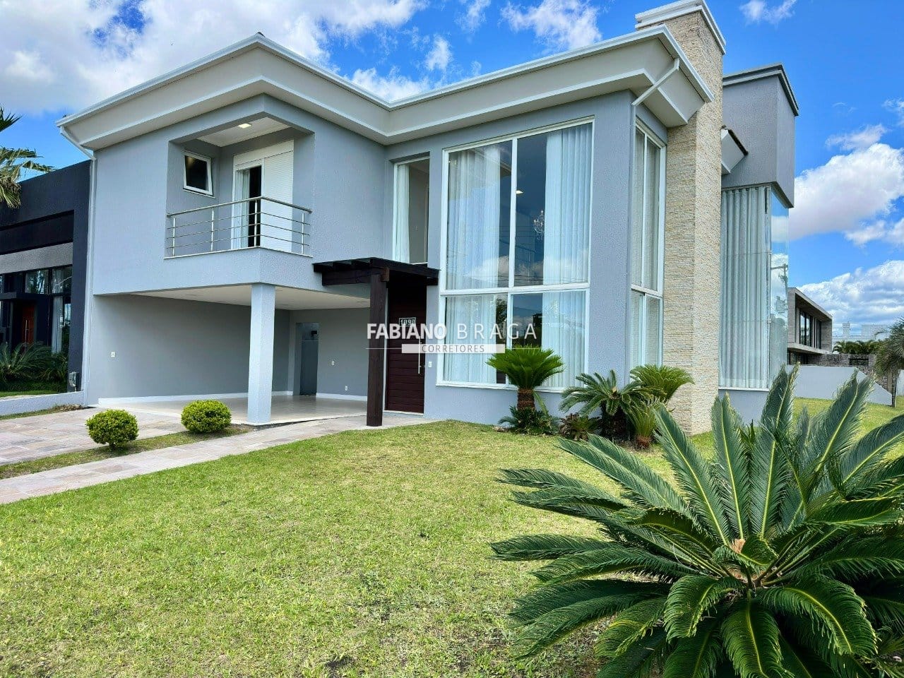 Sobrado com 297m², 5 dormitórios, 5 suítes, 2 vagas, Velas da Marina em Capão da Canoa