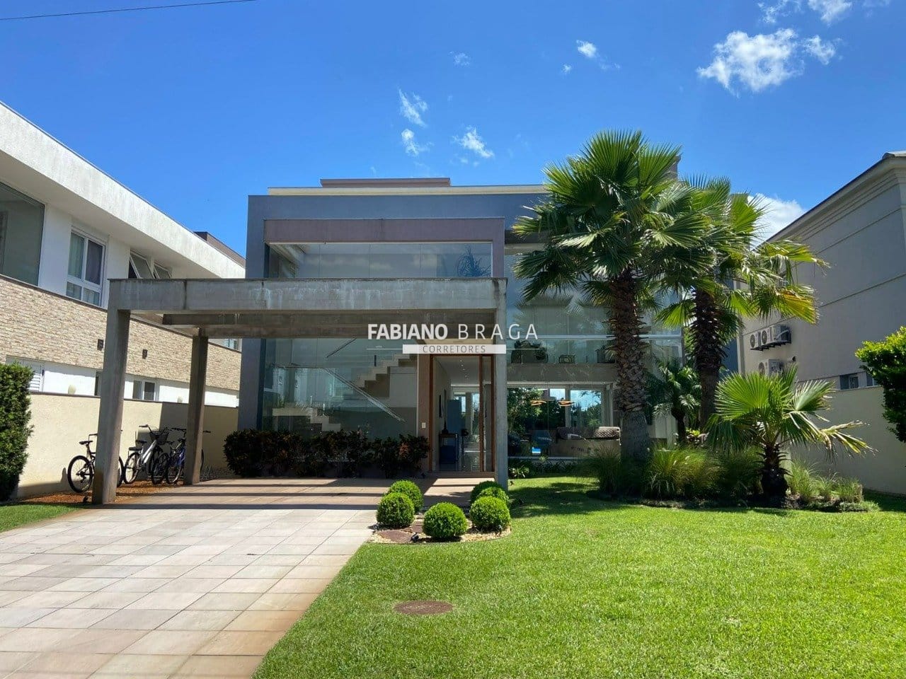 Sobrado com 300m², 4 dormitórios, 4 suítes, 2 vagas, Bosques de Atlântida em Xangri-Lá