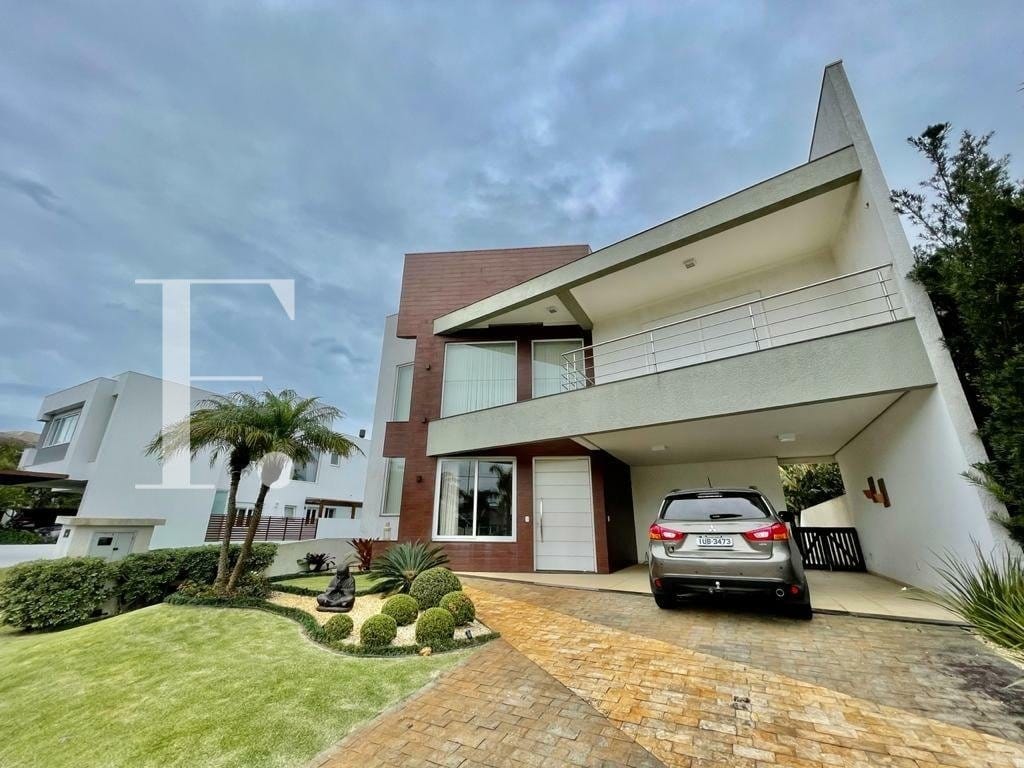 Sobrado com 285m², 5 dormitórios, 5 suítes, 2 vagas, Condado de Capão em Capão da Canoa