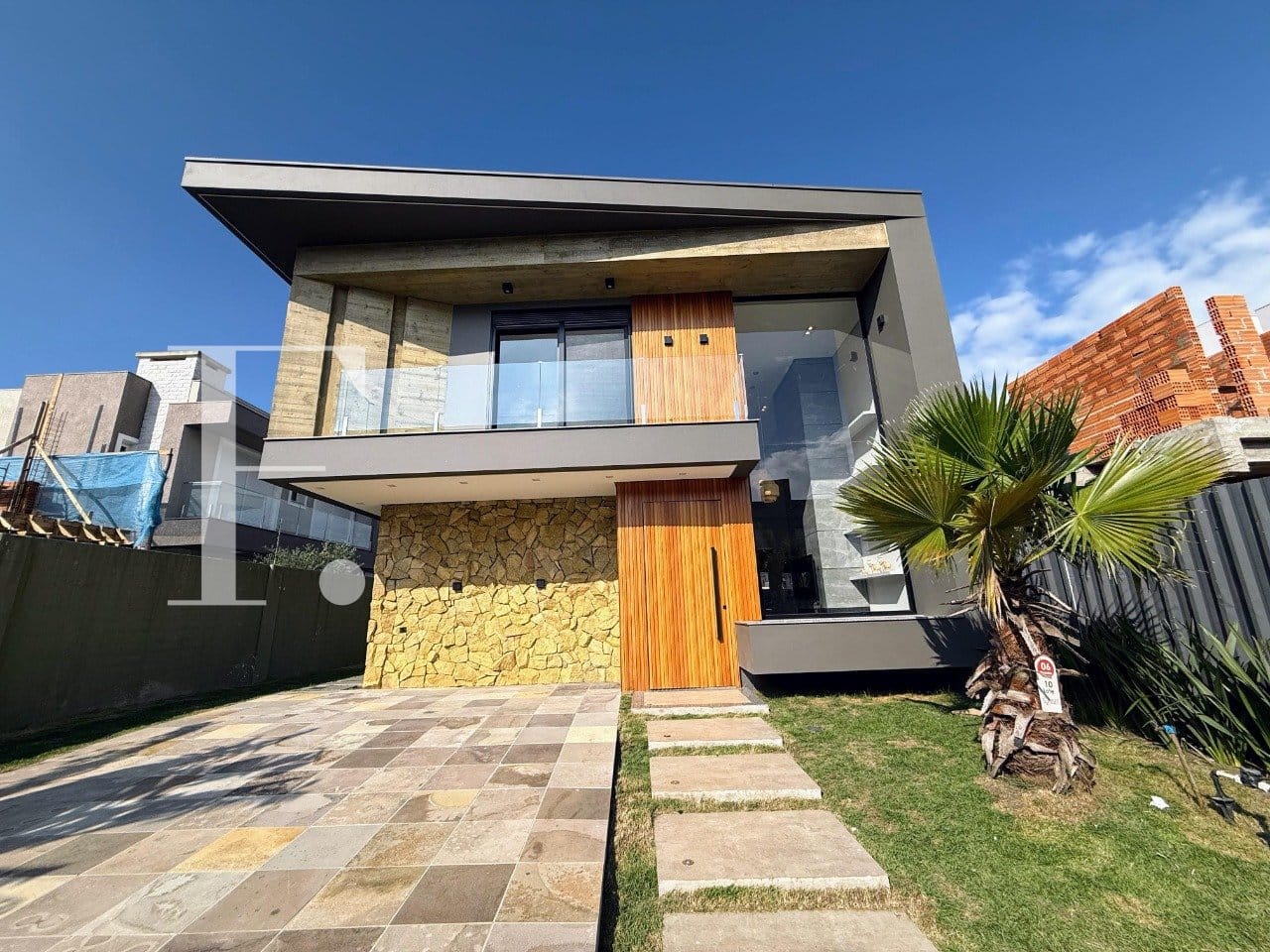 Sobrado com 216m², 4 dormitórios, 4 suítes, 2 vagas, Sunset em Xangri-Lá