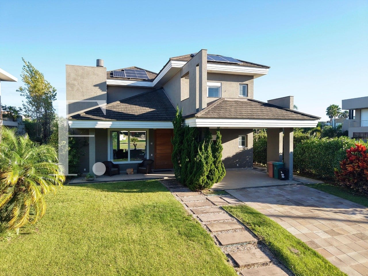 Sobrado com 303m², 4 dormitórios, 4 suítes, 2 vagas, Villaggio em Xangri-Lá