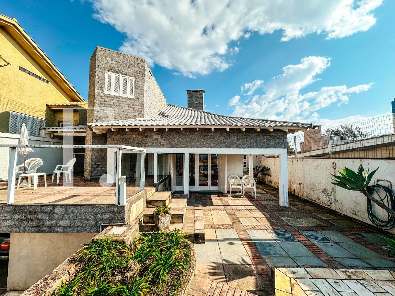 Casa com 325m², 7 dormitórios, 4 suítes, 4 vagas, no bairro Centro em Xangri-Lá