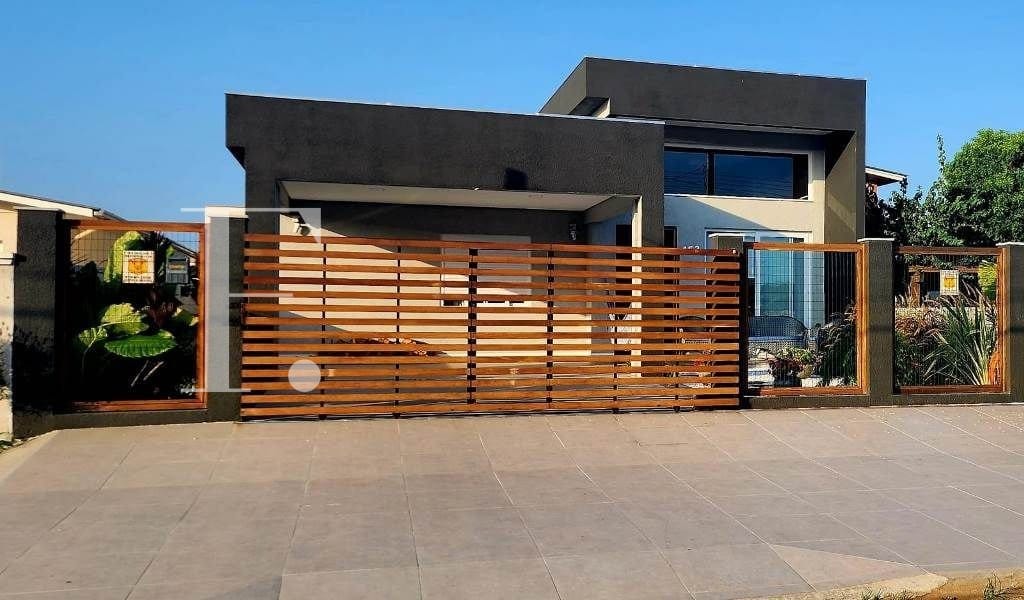 Casa com 208m², 4 dormitórios, 4 suítes, 2 vagas, no bairro Centro em Xangri-Lá