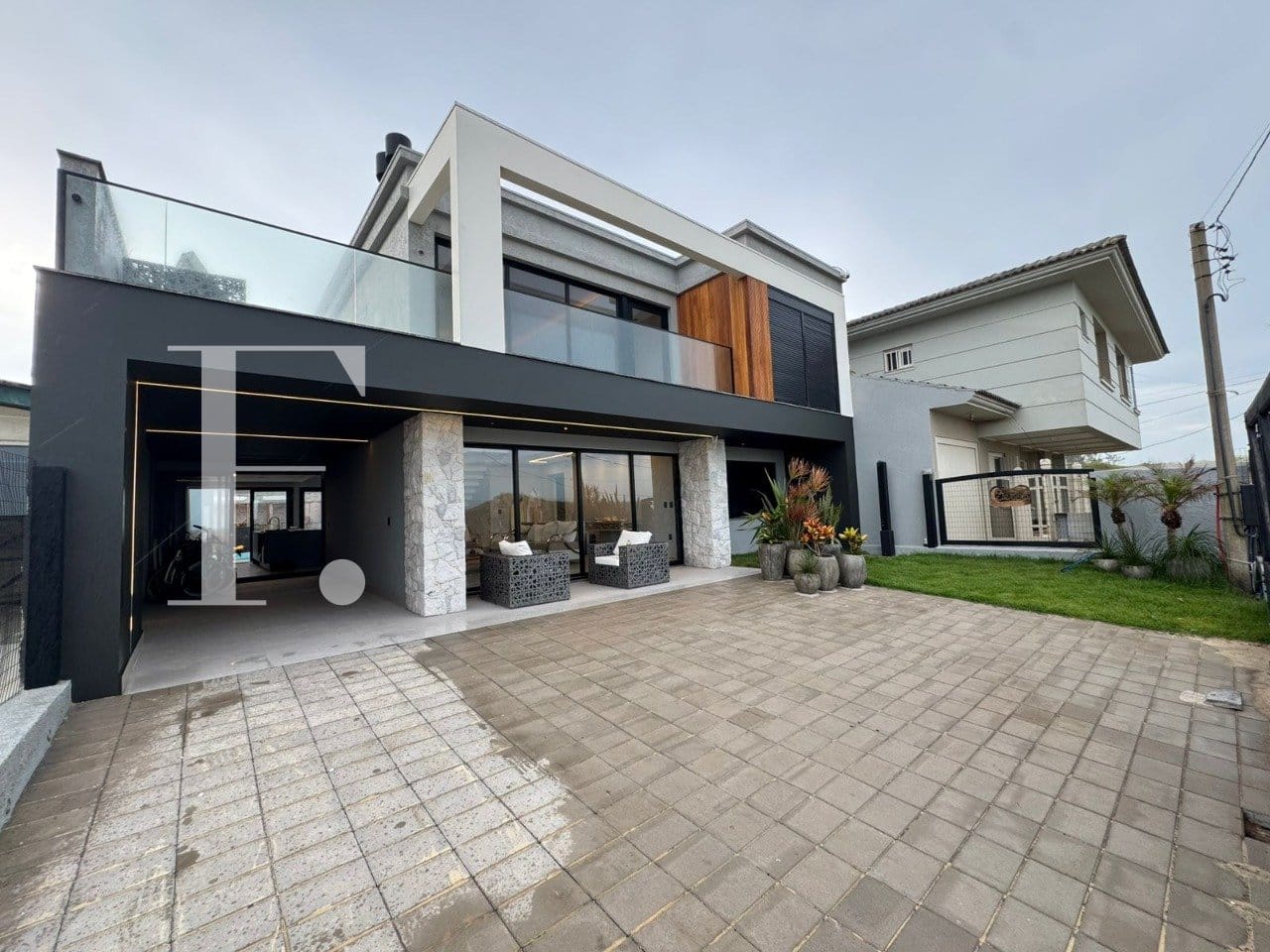 Sobrado com 315m², 6 dormitórios, 6 suítes, 3 vagas, no bairro Centro em Xangri-Lá