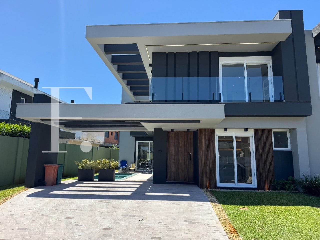 Sobrado com 250m², 5 dormitórios, 5 suítes, 2 vagas, Sunset em Xangri-Lá