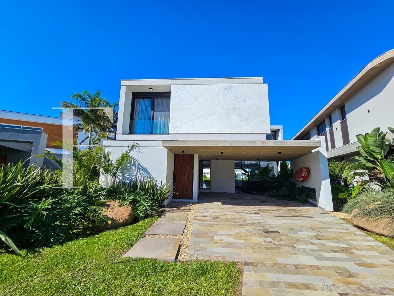 Sobrado com 474m², 5 dormitórios, 5 suítes, 2 vagas, Enseada Lagos em Xangri-Lá