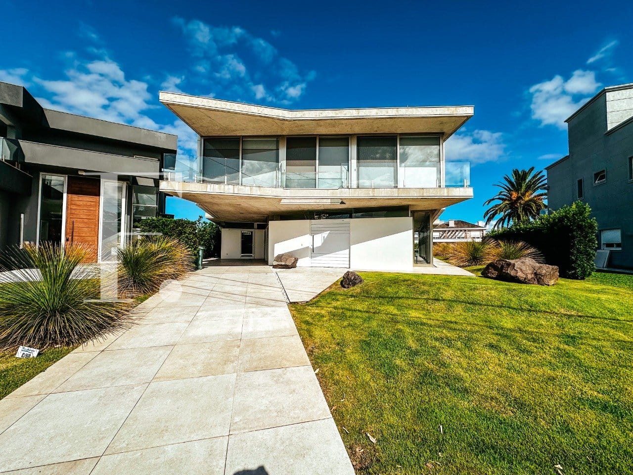 Sobrado com 600m², 5 dormitórios, 5 suítes, 2 vagas, Enseada Lagos em Xangri-Lá