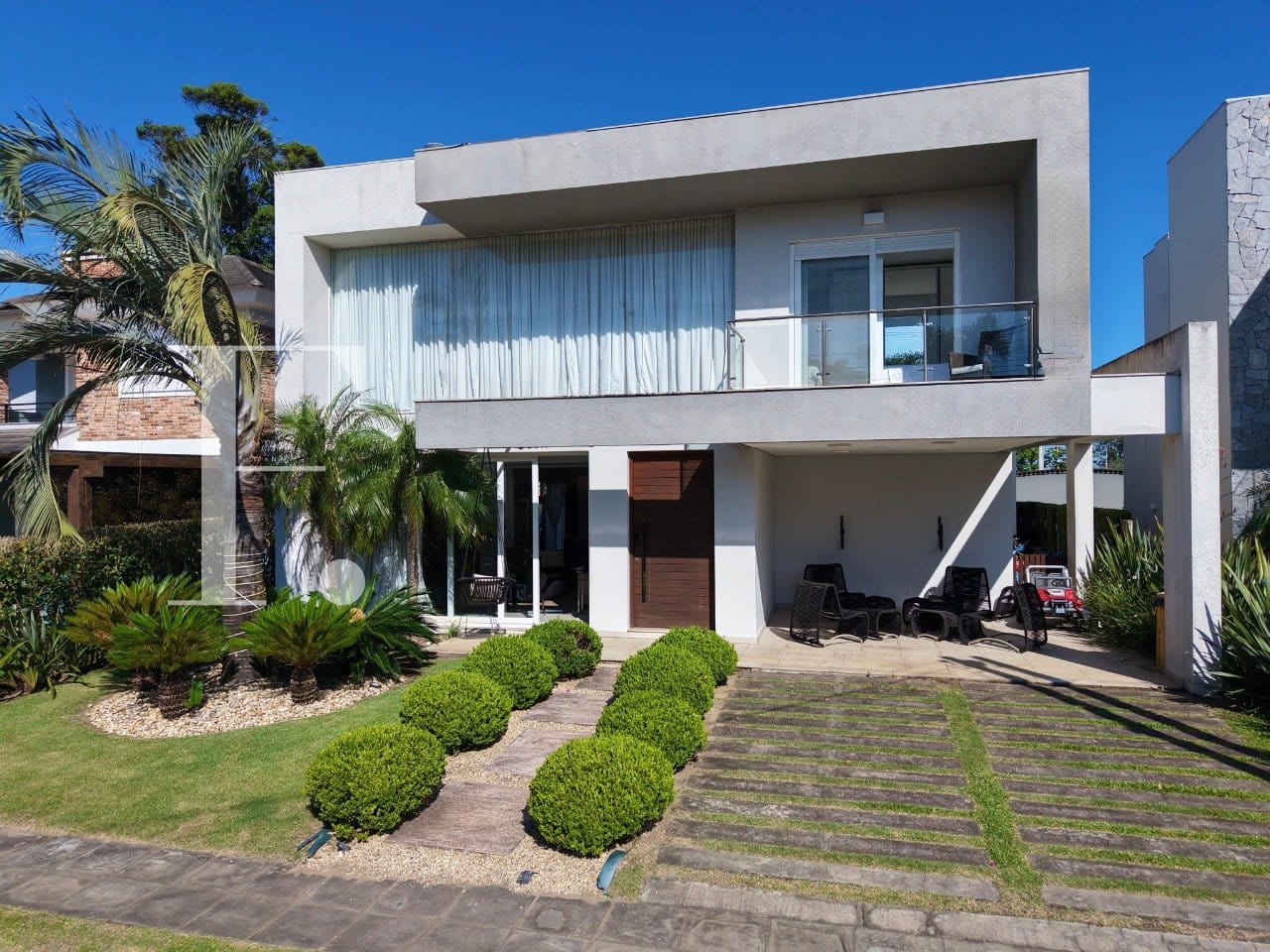 Sobrado com 330m², 5 dormitórios, 5 suítes, 2 vagas, Porto Coronado em Xangri-Lá