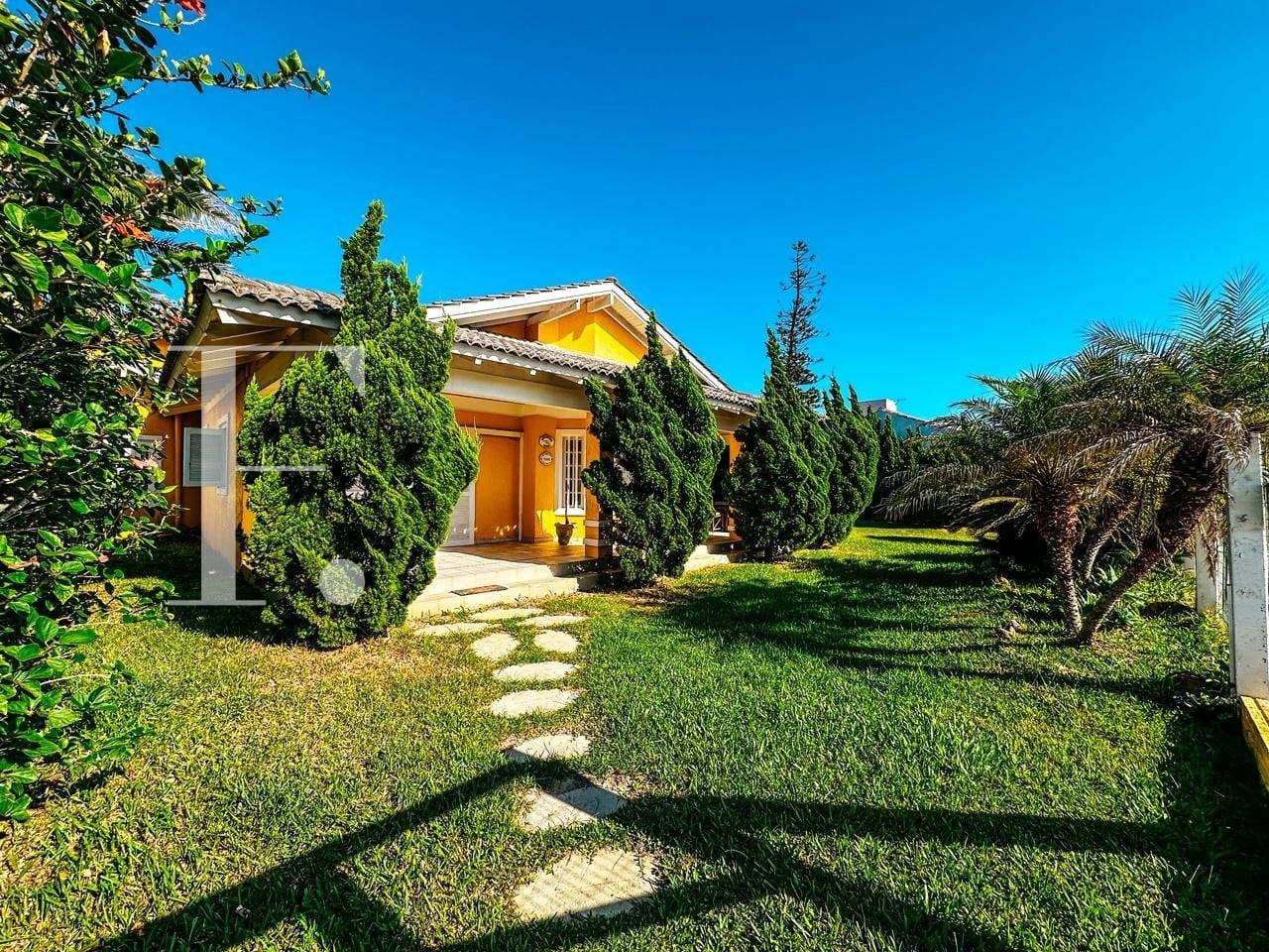 Casa com 325m², 6 dormitórios, 3 suítes, 4 vagas, no bairro Rainha do Mar em Xangri-Lá