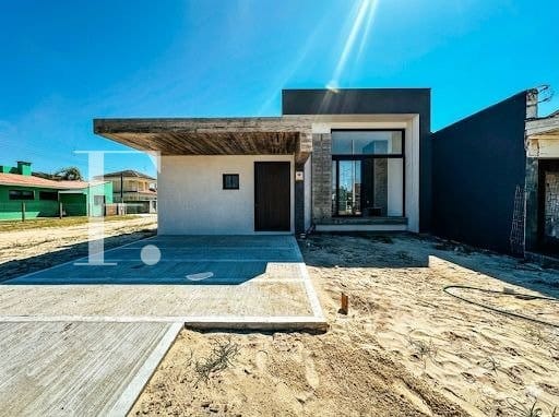 Casa com 150m², 3 dormitórios, 3 suítes, 2 vagas, no bairro Remanso em Xangri-Lá