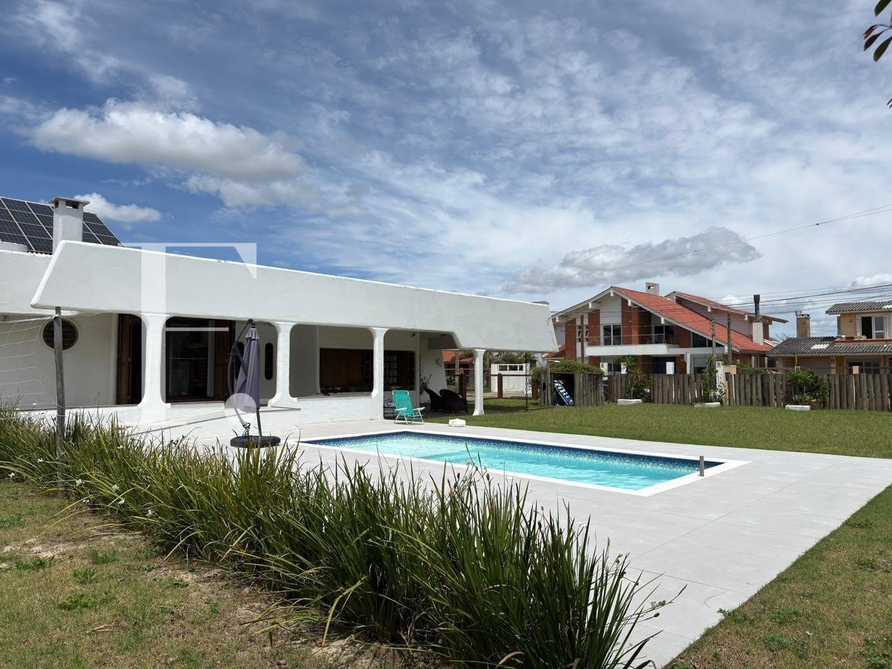 Casa com 1050m², 5 dormitórios, 2 suítes, 2 vagas, no bairro Atlântida em Xangri-Lá