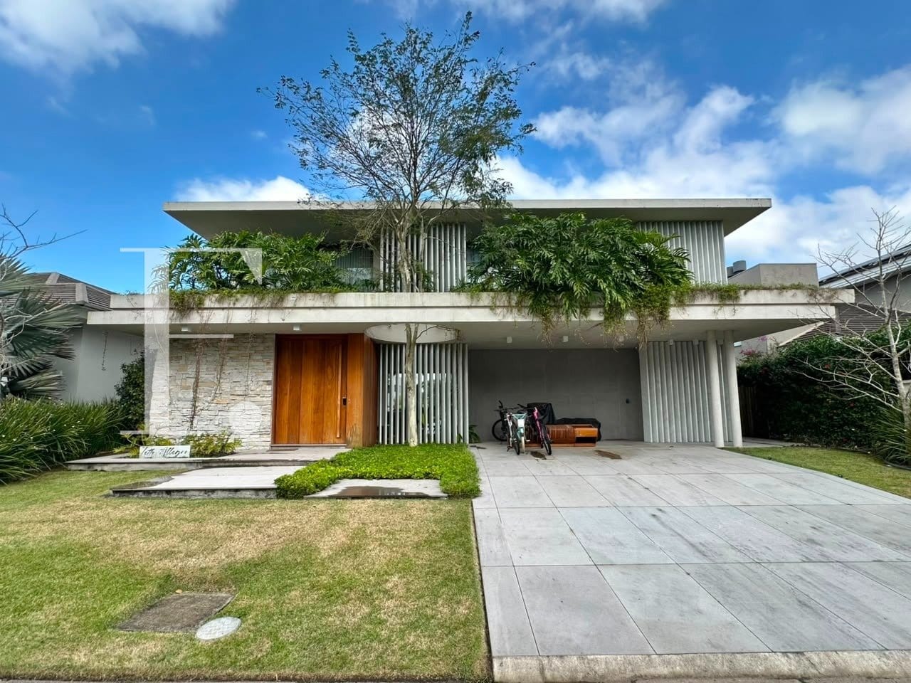 Sobrado com 342m², 5 dormitórios, 5 suítes, 2 vagas, Villaggio em Xangri-Lá