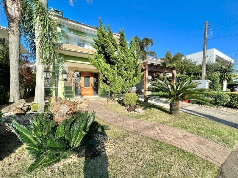 Sobrado com 240m², 4 dormitórios, 2 suítes, 2 vagas, Condado de Capão em Capão da Canoa