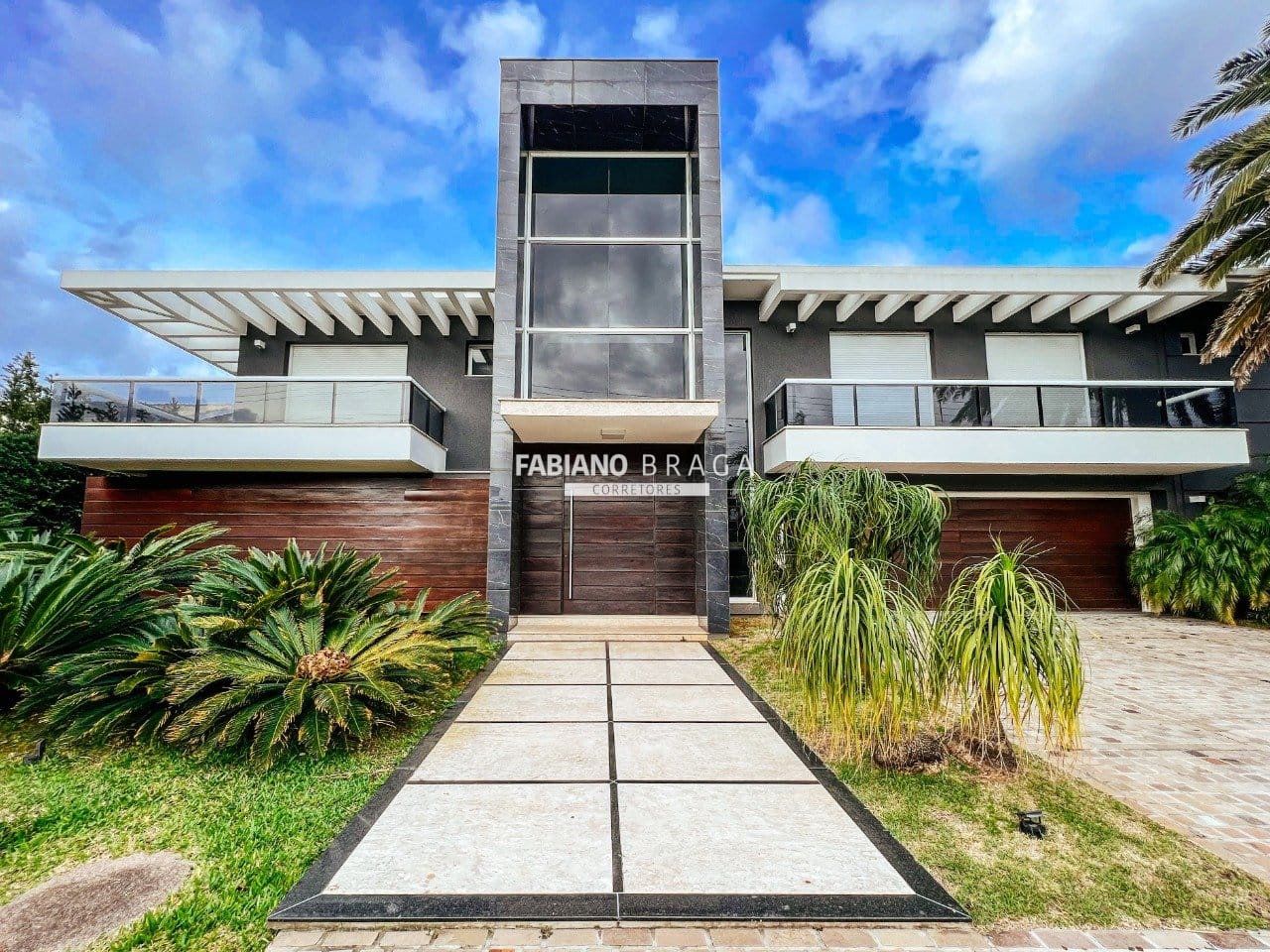 Sobrado com 800m², 5 dormitórios, 5 suítes, 2 vagas, Atlântida Ilhas Park em Xangri-Lá