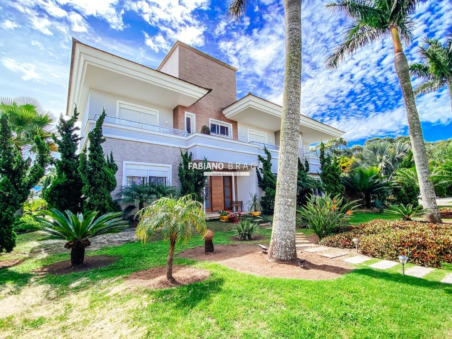 Sobrado com 520m², 6 dormitórios, 6 suítes, 2 vagas, Malibu em Xangri-Lá
