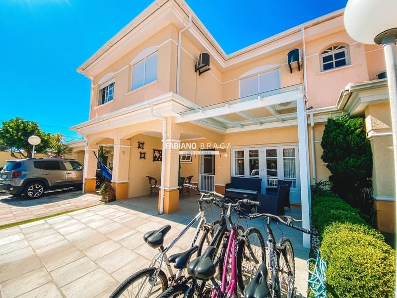 Sobrado com 230m², 4 dormitórios, 2 suítes, 2 vagas, Villas Resort em Xangri-Lá