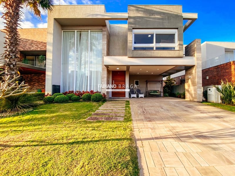 Sobrado com 316m², 5 dormitórios, 5 suítes, 4 vagas, Villaggio em Xangri-Lá