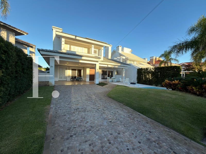 Sobrado com 315m², 5 dormitórios, 5 suítes, 2 vagas, Atlântida Lagos Park em Xangri-Lá