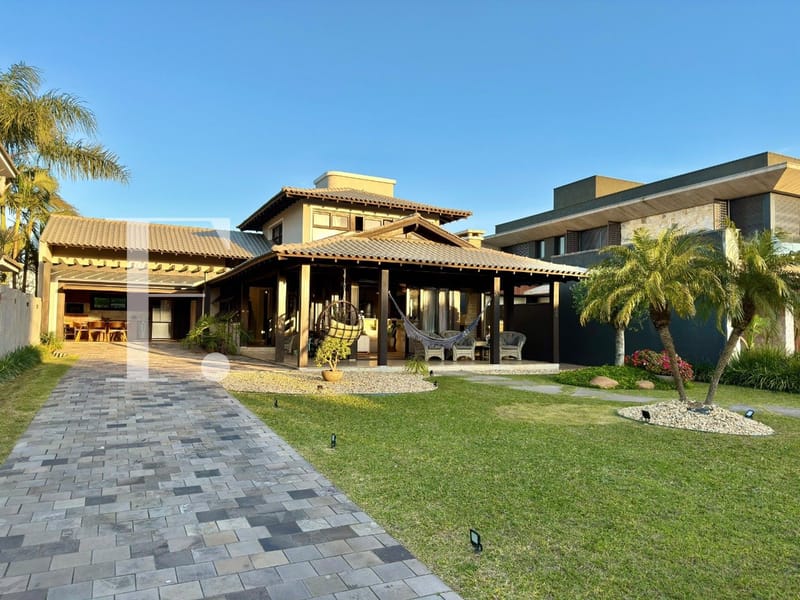 Sobrado com 218m², 3 dormitórios, 1 suíte, 2 vagas, Velas da Marina em Capão da Canoa