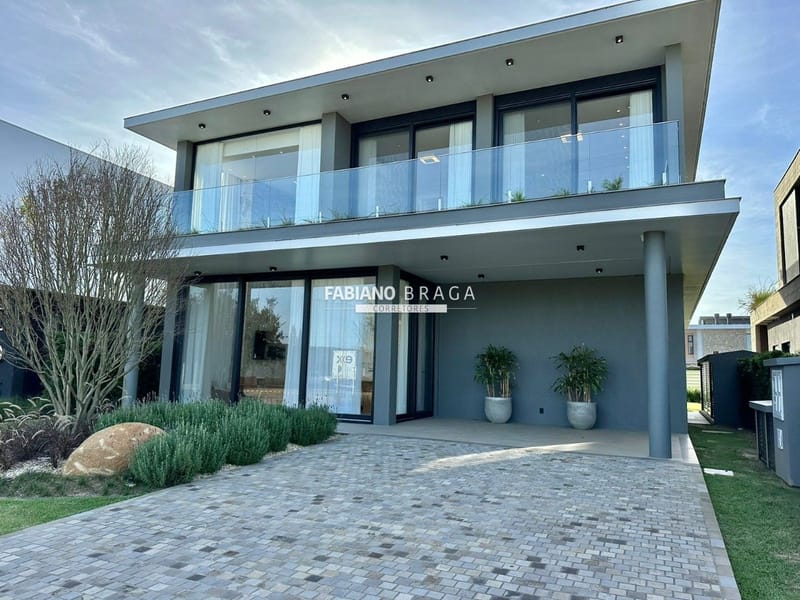 Sobrado com 382m², 4 dormitórios, 4 suítes, 2 vagas, Sense em Xangri-Lá