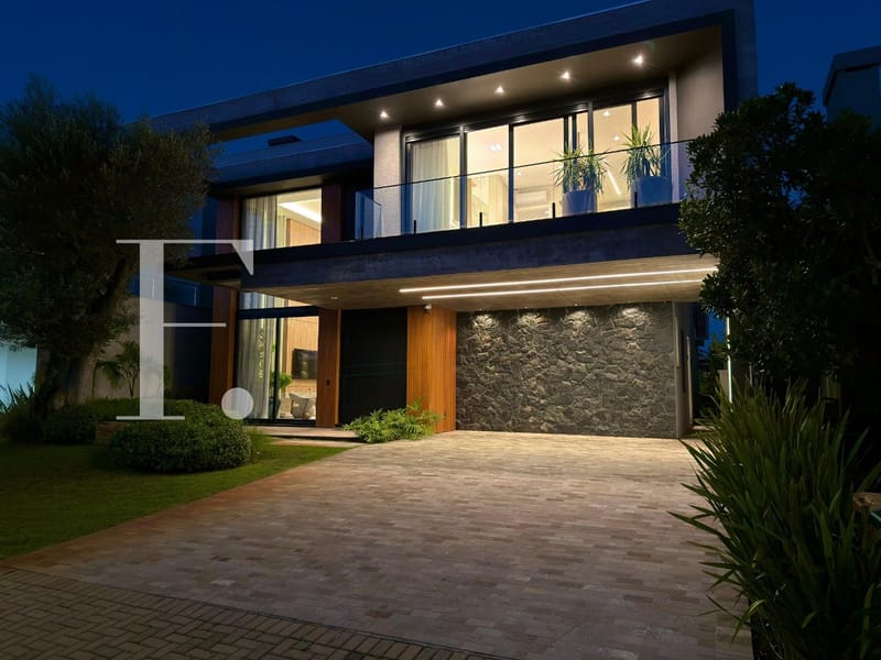 Sobrado com 450m², 5 dormitórios, 5 suítes, 2 vagas, Velas da Marina em Capão da Canoa