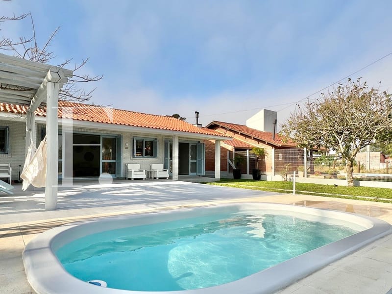 Casa com 230m², 5 dormitórios, 1 suíte, 2 vagas, no bairro Atlântida em Xangri-Lá