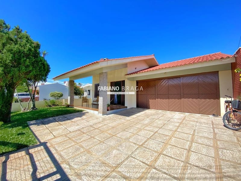 Casa com 174m², 3 dormitórios, 1 suíte, 2 vagas, no bairro Centro em Xangri-Lá