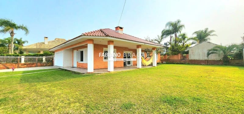 Casa com 190m², 4 dormitórios, 1 suíte, 2 vagas, no bairro Centro em Xangri-Lá