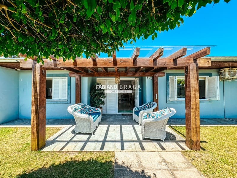 Casa com 193m², 3 dormitórios, 2 vagas, no bairro Maristela em Xangri-Lá