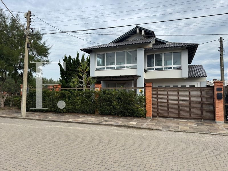 Casa com 266m², 4 dormitórios, 2 suítes, 2 vagas, no bairro Centro em Xangri-Lá