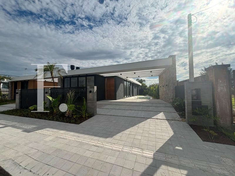 Casa com 180m², 3 dormitórios, 3 suítes, 2 vagas, no bairro Atlântida em Xangri-Lá