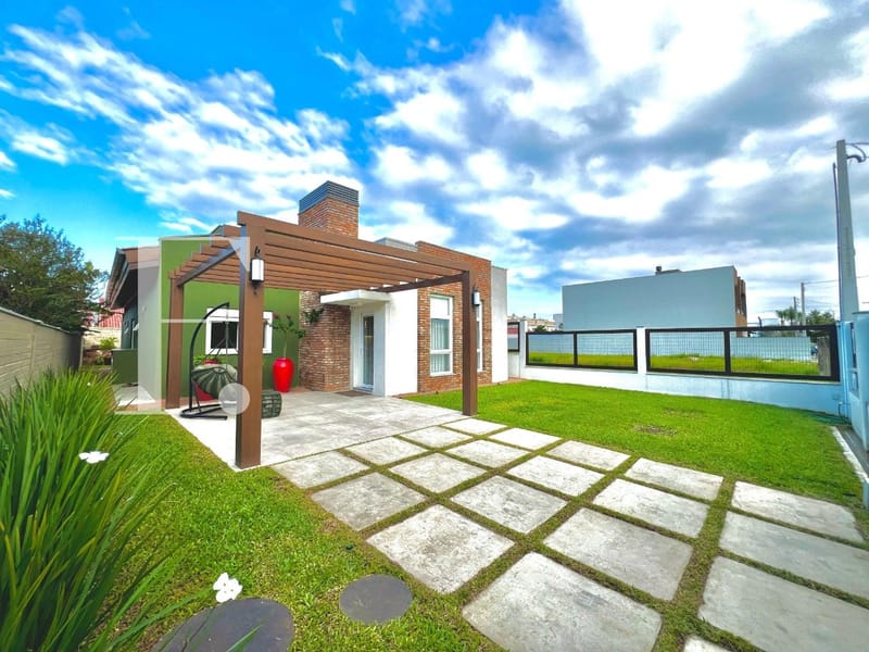 Casa com 130m², 3 dormitórios, 1 suíte, 2 vagas, no bairro Centro em Xangri-Lá
