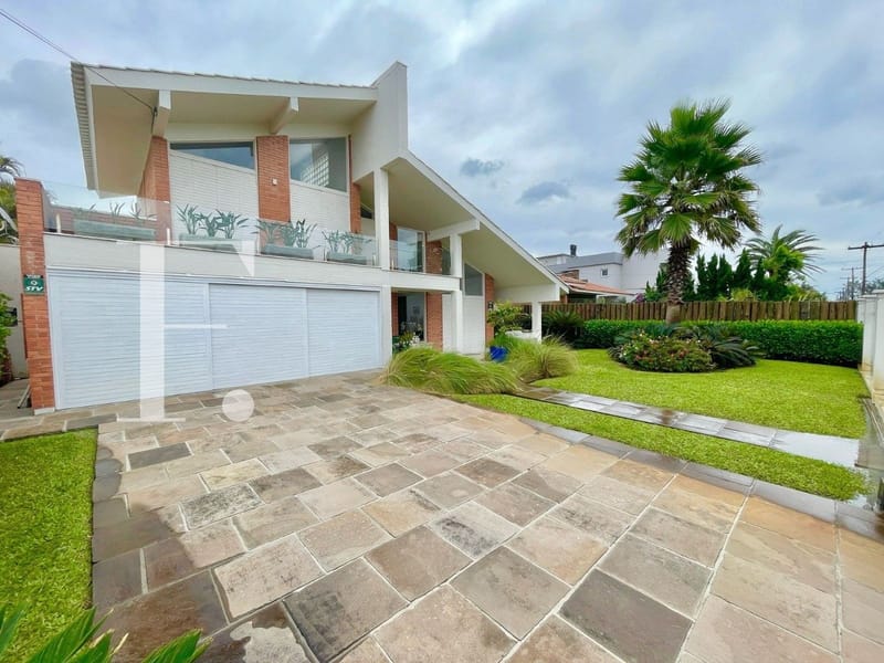 Casa com 288m², 3 dormitórios, 1 suíte, 2 vagas, no bairro Atlântida em Xangri-Lá