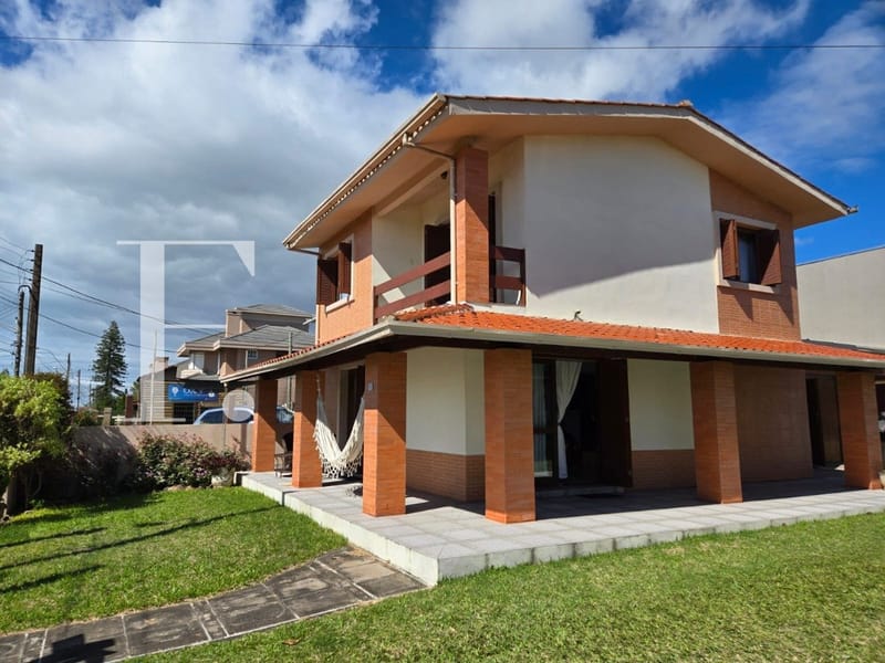 Casa com 271m², 4 dormitórios, 3 vagas, no bairro Centro em Xangri-Lá