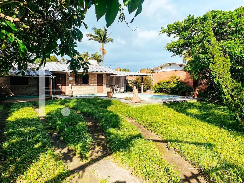 Casa com 1080m², 4 dormitórios, 2 suítes, 2 vagas, no bairro Atlântida em Xangri-Lá