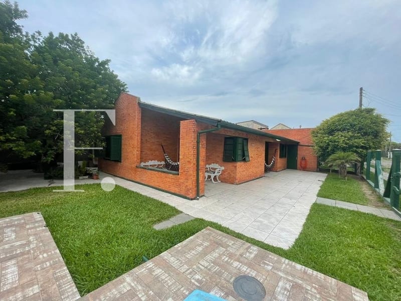Casa com 150m², 4 dormitórios, 1 suíte, 2 vagas, no bairro Centro em Xangri-Lá