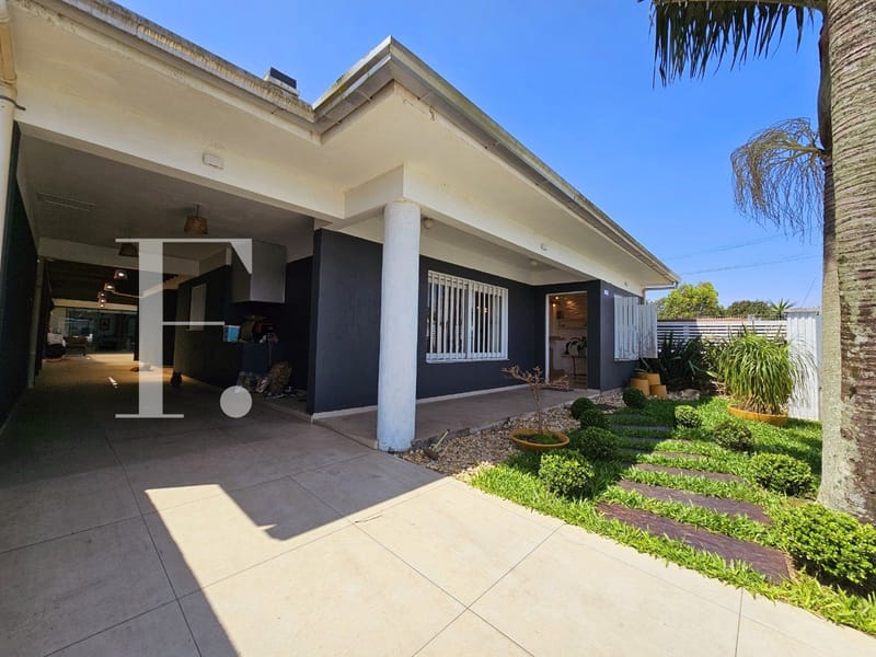 Casa com 150m², 4 dormitórios, 1 suíte, 5 vagas, no bairro Centro em Xangri-Lá