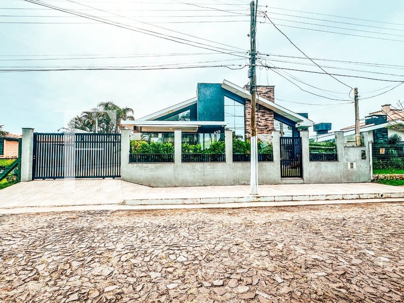 Casa com 280m², 4 dormitórios, 3 suítes, 3 vagas, no bairro Atlântida em Xangri-Lá
