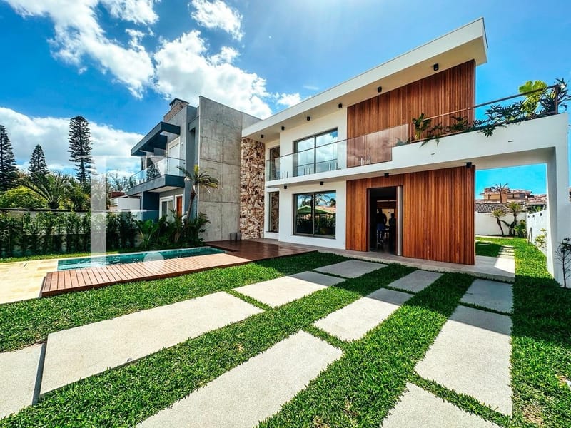 Casa com 235m², 3 dormitórios, 3 suítes, 2 vagas, no bairro Centro em Xangri-Lá