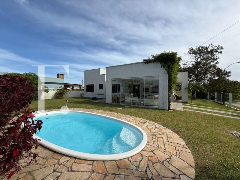 Casa com 151m², 3 dormitórios, 1 suíte, 4 vagas, no bairro Atlântida em Xangri-Lá