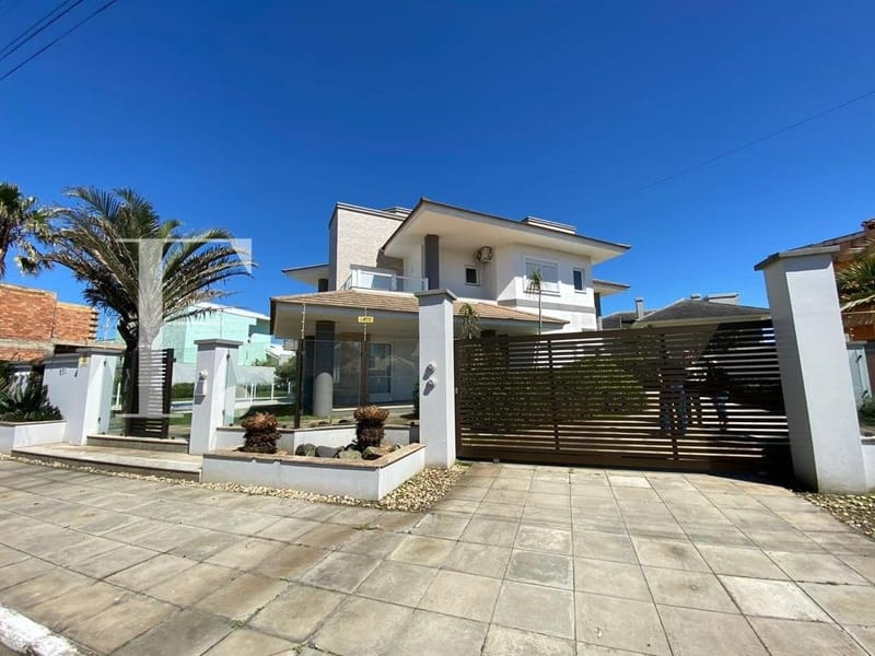 Casa com 462m², 6 dormitórios, 4 suítes, 2 vagas, no bairro Noiva do Mar em Xangri-Lá