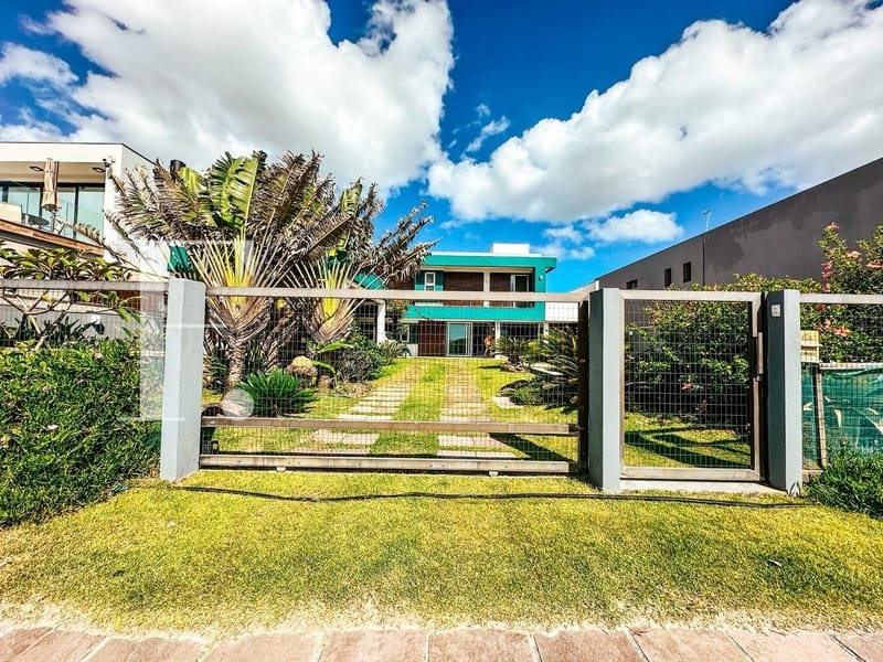 Casa com 284m², 4 dormitórios, 4 suítes, 4 vagas, no bairro Atlântida em Xangri-Lá