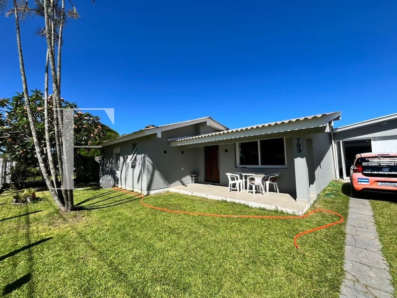 Casa com 180m², 4 dormitórios, 2 suítes, 2 vagas, no bairro Atlântida em Xangri-Lá