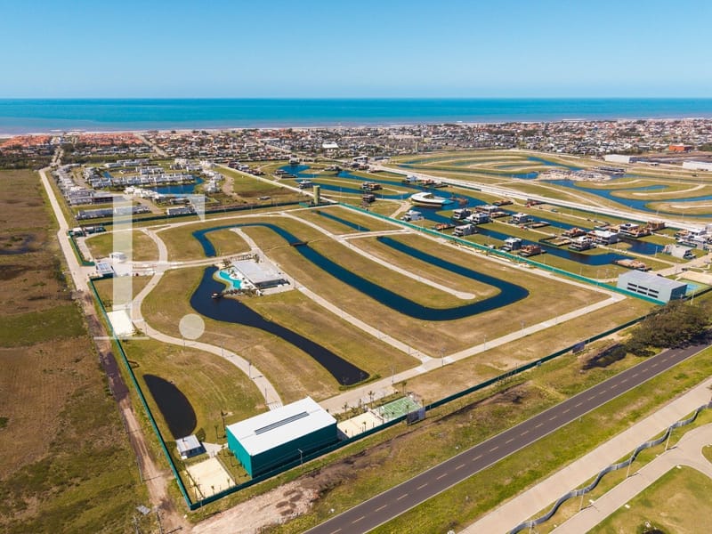 Terreno em Condomínio com 240m², Wave Home Resort em Xangri-Lá