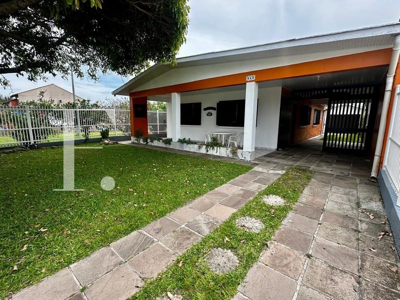 Casa com 206m², 2 dormitórios, 1 suíte, 2 vagas, no bairro Centro em Xangri-Lá