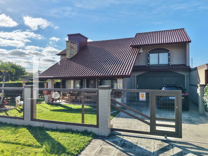 Casa com 261m², 4 dormitórios, 2 suítes, 2 vagas, no bairro Centro em Xangri-Lá