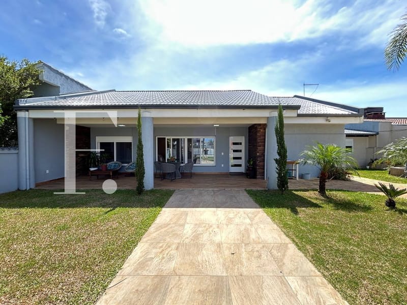 Casa com 150m², 3 dormitórios, 3 suítes, 2 vagas, no bairro Atlântida em Xangri-Lá