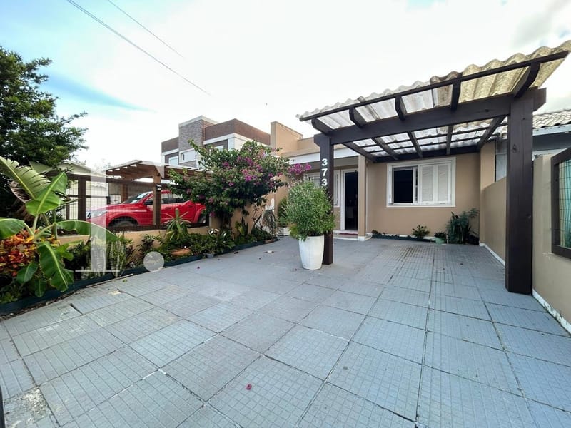 Casa com 75m², 3 dormitórios, 1 suíte, 2 vagas, no bairro Centro em Xangri-Lá